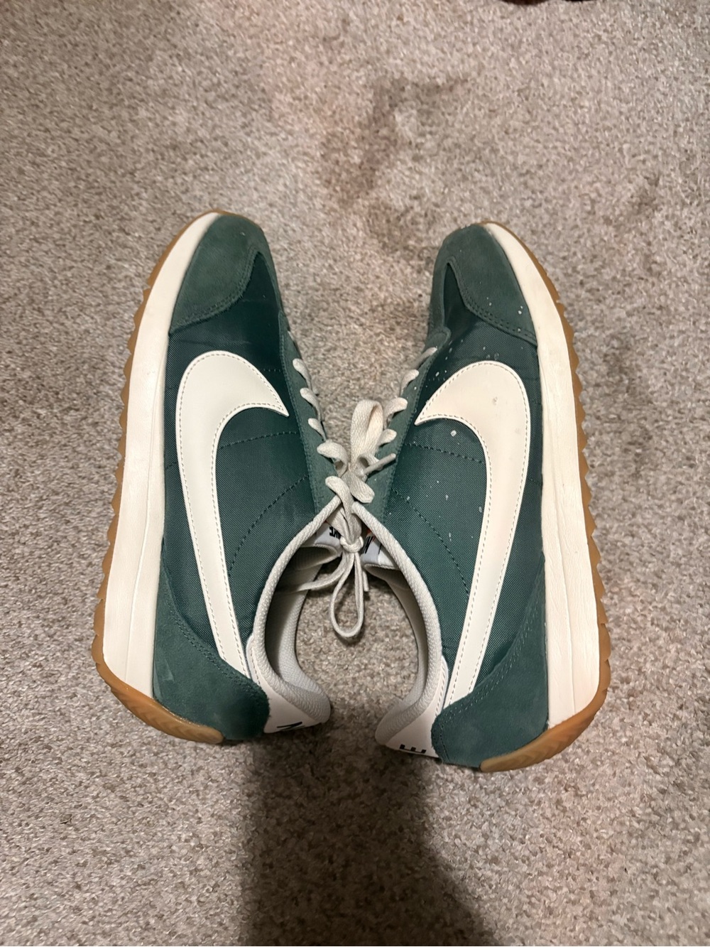 Nike Low-Top Sneakers in Green and White - Picture 2 of 6